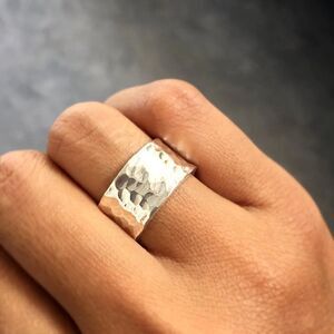 NWT Gorjana Sz 7 Camila Hammered 18kt Gold Cigar Band Thick Ring Layering Stack